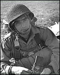 Robert Capa vestito da paracadutista
