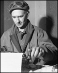 Ernest Pyle dietro la sua macchina da scrivere