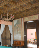 Palazzo Arturo Verderame- Una sala con arazzi e soffitto a cassettoni