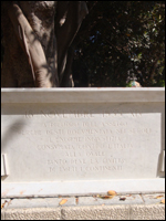 La lapide che ricorda le sanzioni decretate nel 1939 dalla Società delle Nazioni all'Italia Fascista dopo l'aggressioni all'Etiopia (ingresso della Villa Elena