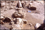 Struttura circolare a blocchi di pietra calcarea disposti su più filari a cuneo intorno ad una pietra centrale forse con funzione di sostegno 